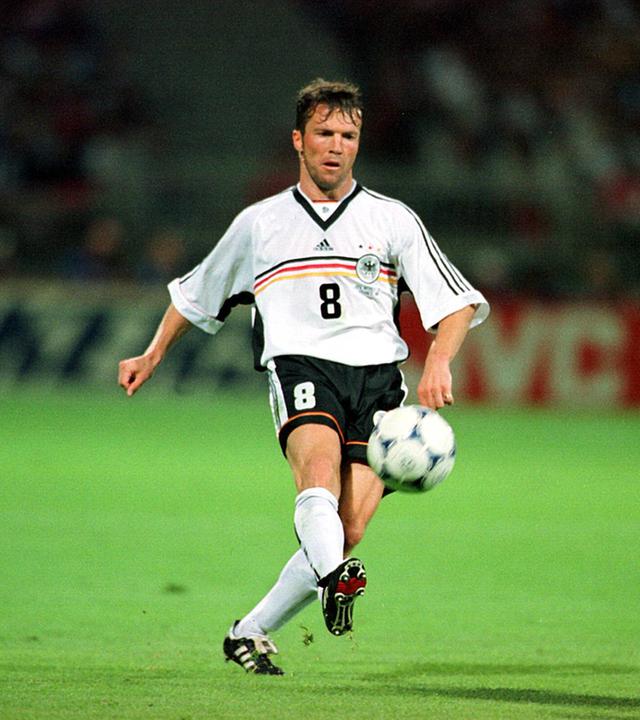 Lothar Matthäus, kurz nachdem er einen Chip-Ball gespielt hat.