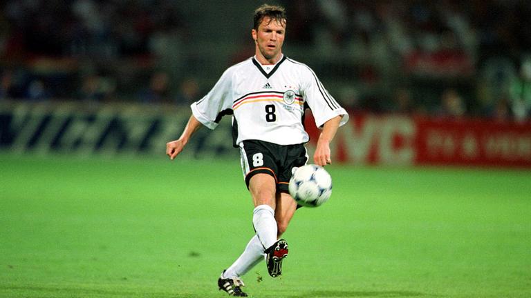 Lothar Matthäus, kurz nachdem er einen Chip-Ball gespielt hat.