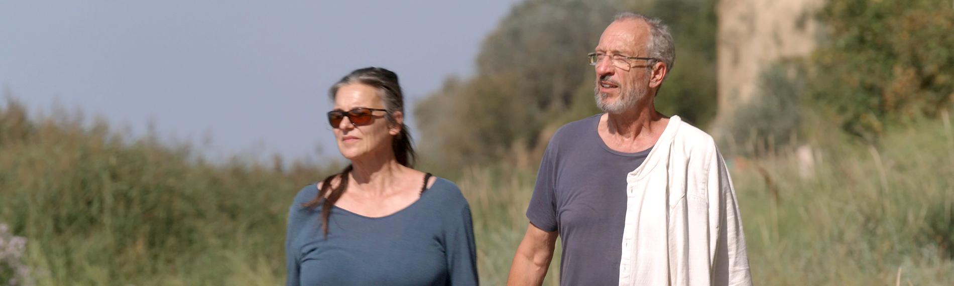 Lotte Salingré und Thomas Stanger spazieren bei Boltenhagen an der Ostsee.
