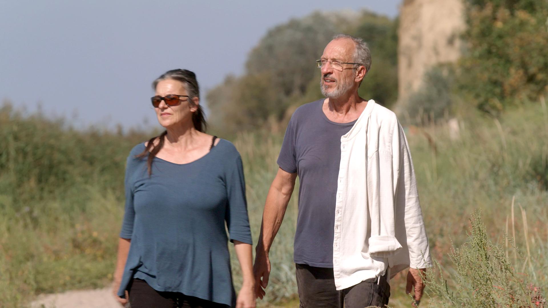 Lotte Salingré und Thomas Stanger spazieren bei Boltenhagen an der Ostsee.