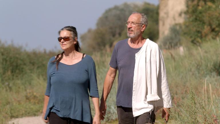 Lotte Salingré und Thomas Stanger spazieren bei Boltenhagen an der Ostsee.