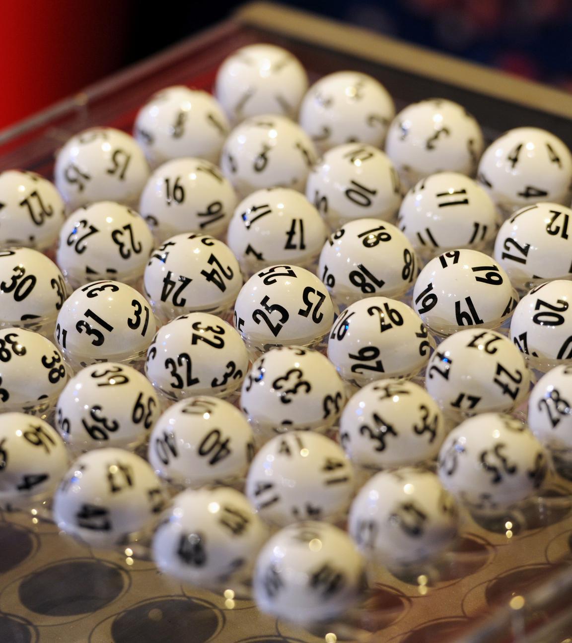 Die Lottokugeln sind zur Ziehung der Lotto-Zahlen im Ziehungsgerät platziert. 