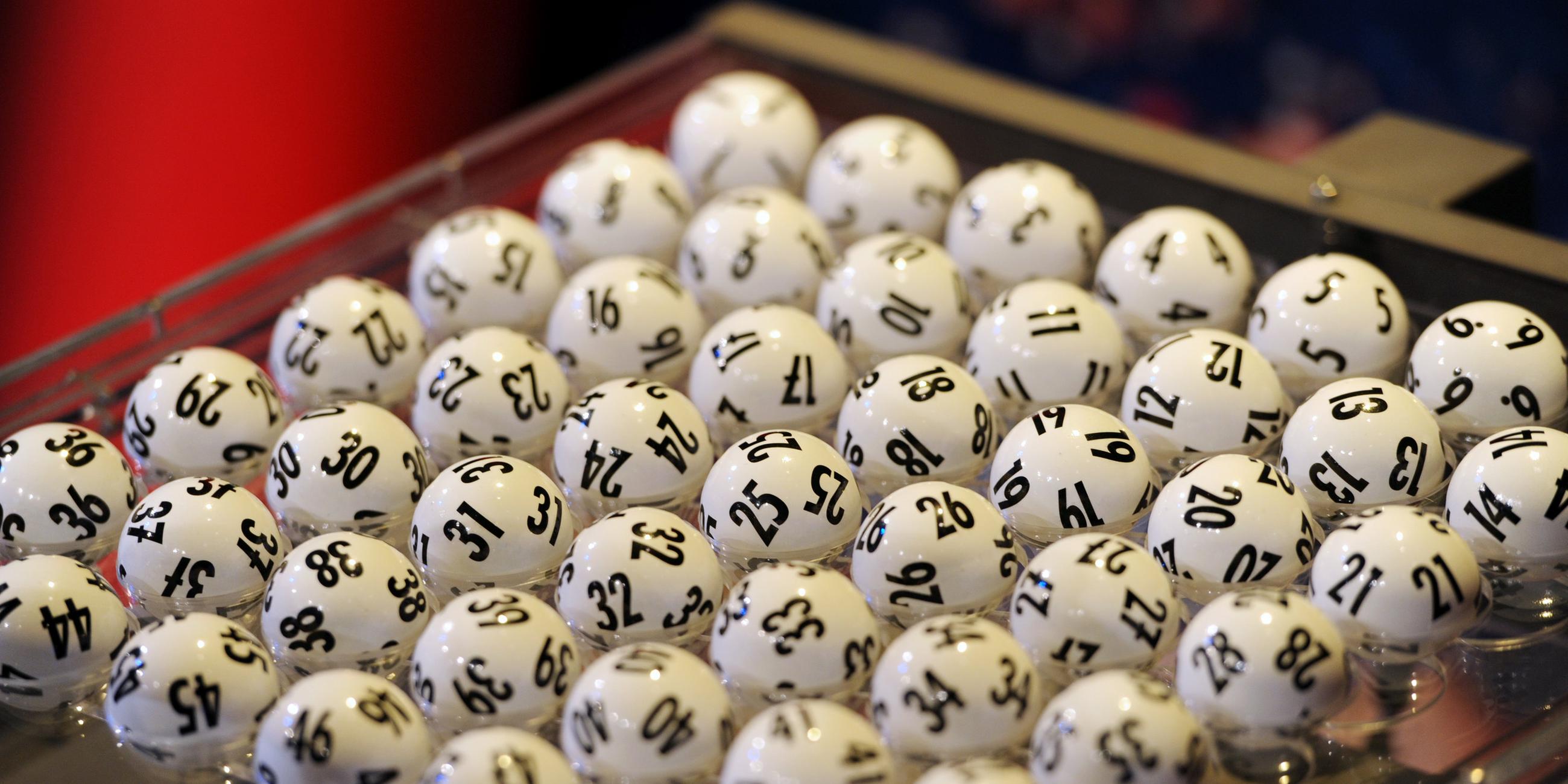 Die Lottokugeln sind zur Ziehung der Lotto-Zahlen im Ziehungsgerät platziert. 