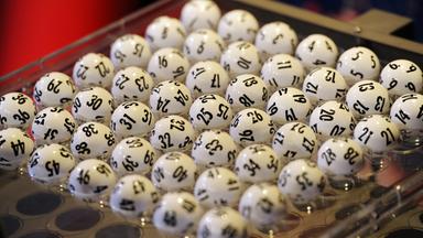 Die Lottokugeln sind zur Ziehung der Lotto-Zahlen im Ziehungsgerät platziert. 