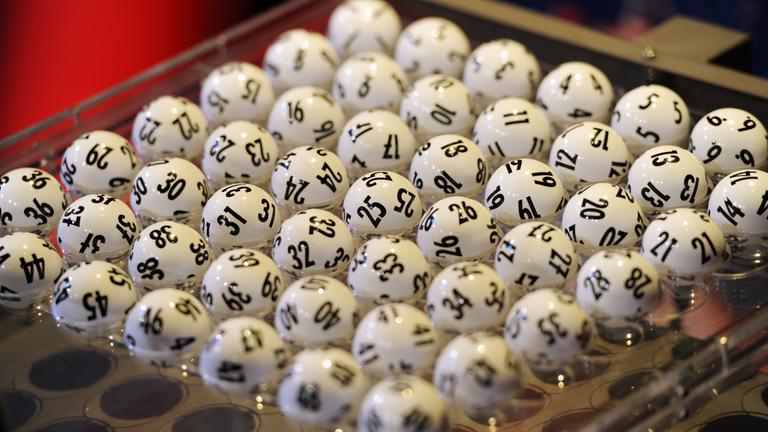 Die Lottokugeln sind zur Ziehung der Lotto-Zahlen im Ziehungsgerät platziert. 