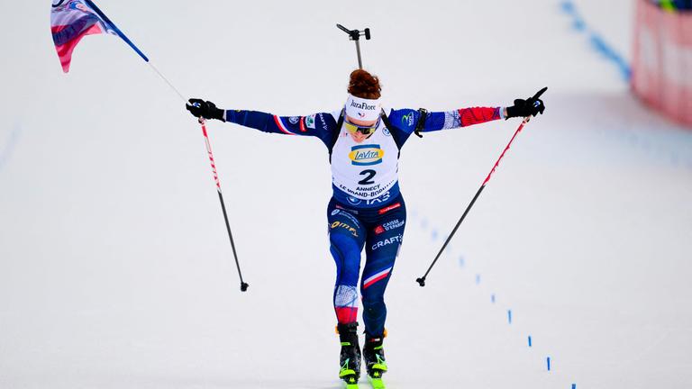 Die Biathletin Lou Jeanmonnot gewinnt das Verfolgungsrennen in Le Grand Bornand