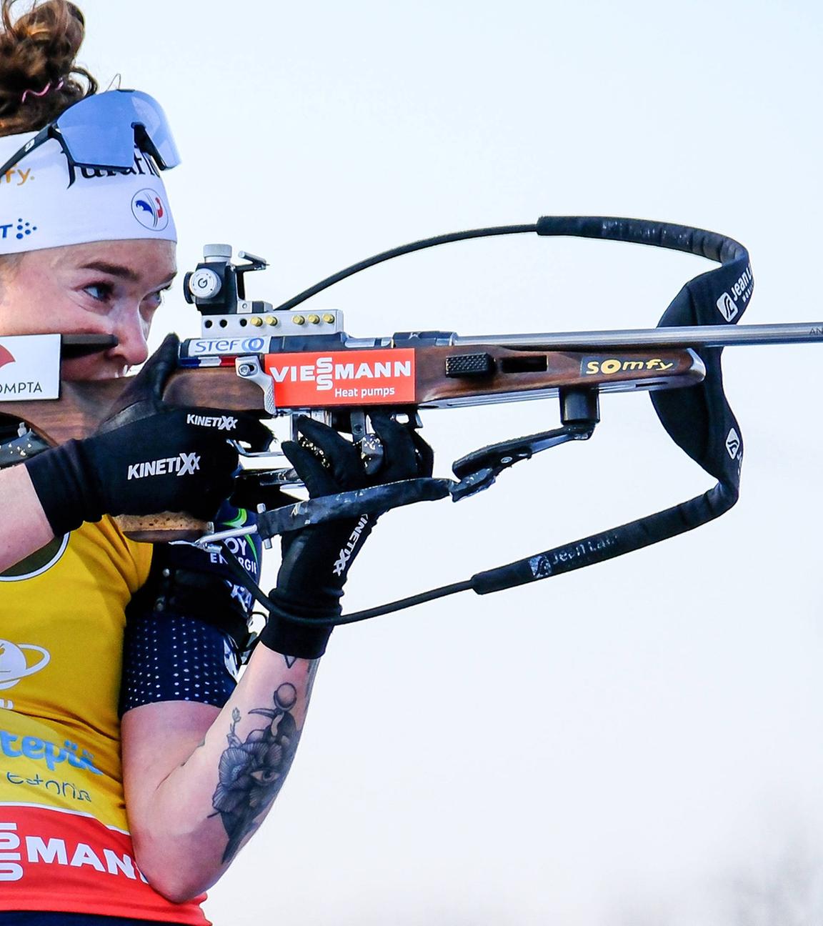 Lou Jeanmonnot schießt während des BMW IBU World Cup in Otepaa, Estland am 14.03.2026.