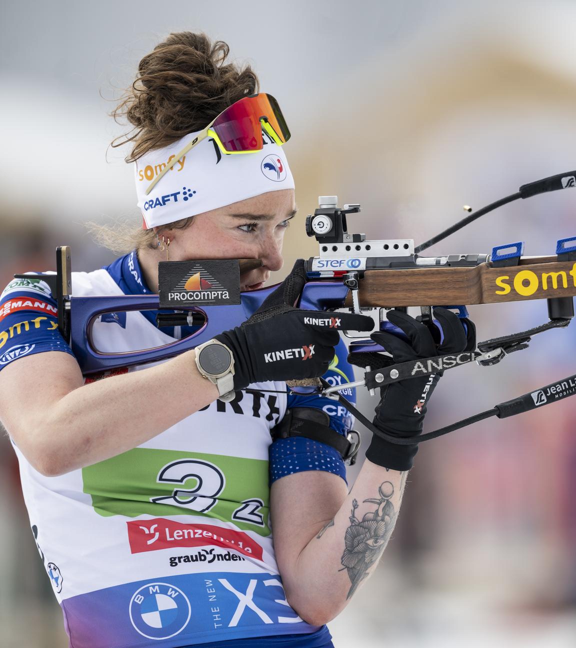 Lou Jeanmonnot beim Schießen auf einem Wettkampf.