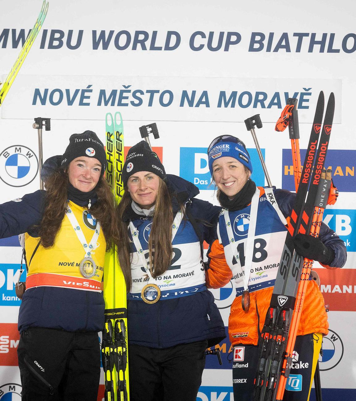 (v. l. n. r.) Die Zweitplatzierte Lou Jeanmonnot-Laurent aus Frankreich, die Siegerin Justine Braisaz aus Frankreich und die Drittplatzierte Franziska Preuß aus Deutschland stehen am 23.01.2026 auf dem Podium des 12,5-km-Kurzrennens der Frauen beim IBU-Biathlon-Weltcup in Nove Mesto, Tschechische Republik. 