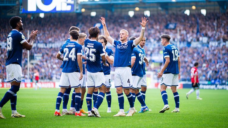 Louis Oppie (Bielefeld) jubelt nach seinem Tor zum 2:0.