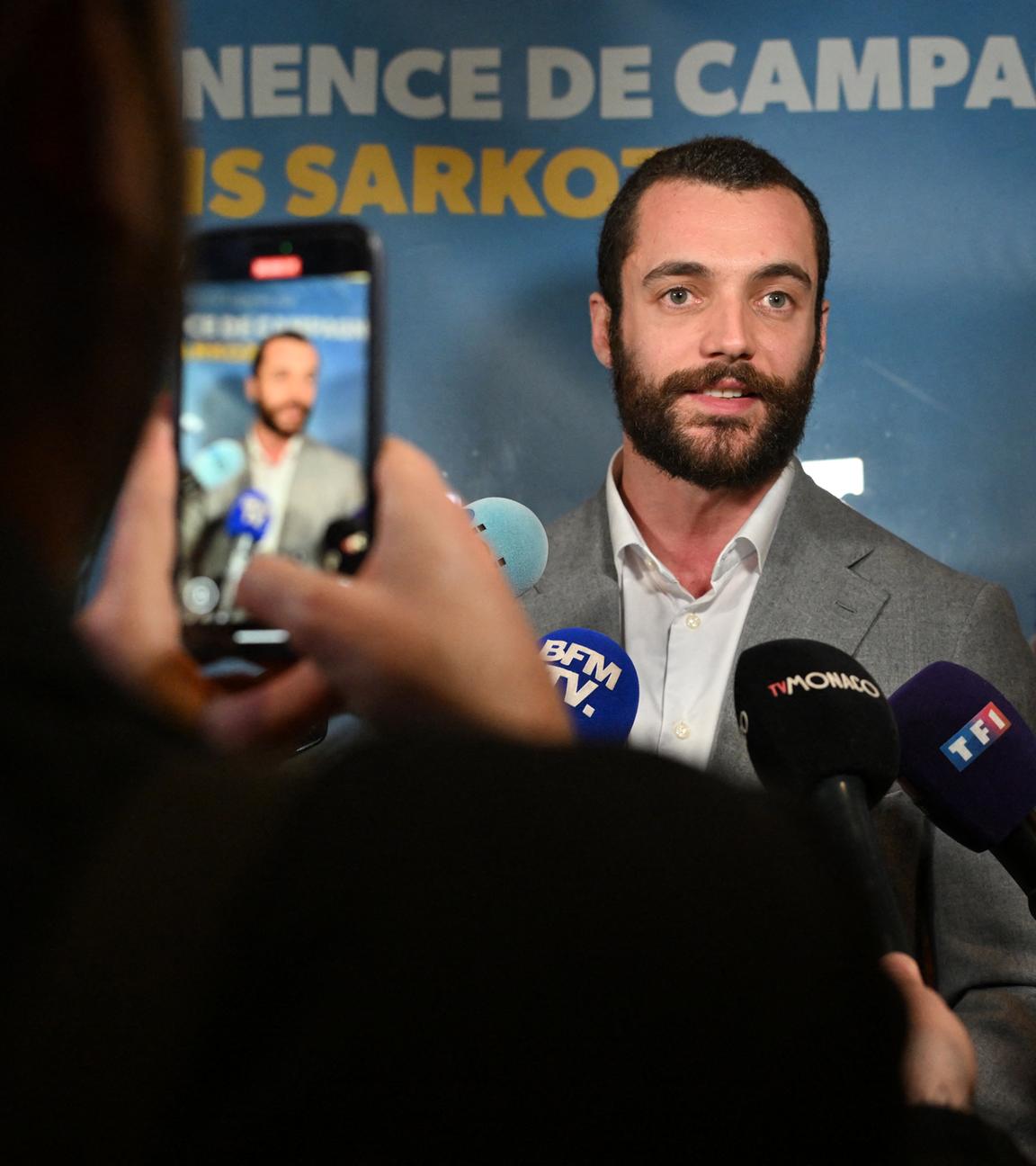 Pressekonferenz von Louis Sarkozy, der bei den Kommunalwahlen 2026 kandidiert, vor seinem Wahlkampfbüro in Menton, Frankreich, am 12.12.2025.