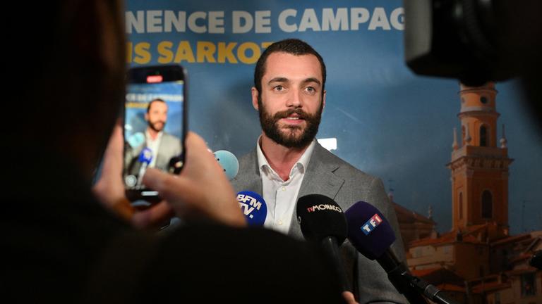 Pressekonferenz von Louis Sarkozy, der bei den Kommunalwahlen 2026 kandidiert, vor seinem Wahlkampfbüro in Menton, Frankreich, am 12.12.2025.