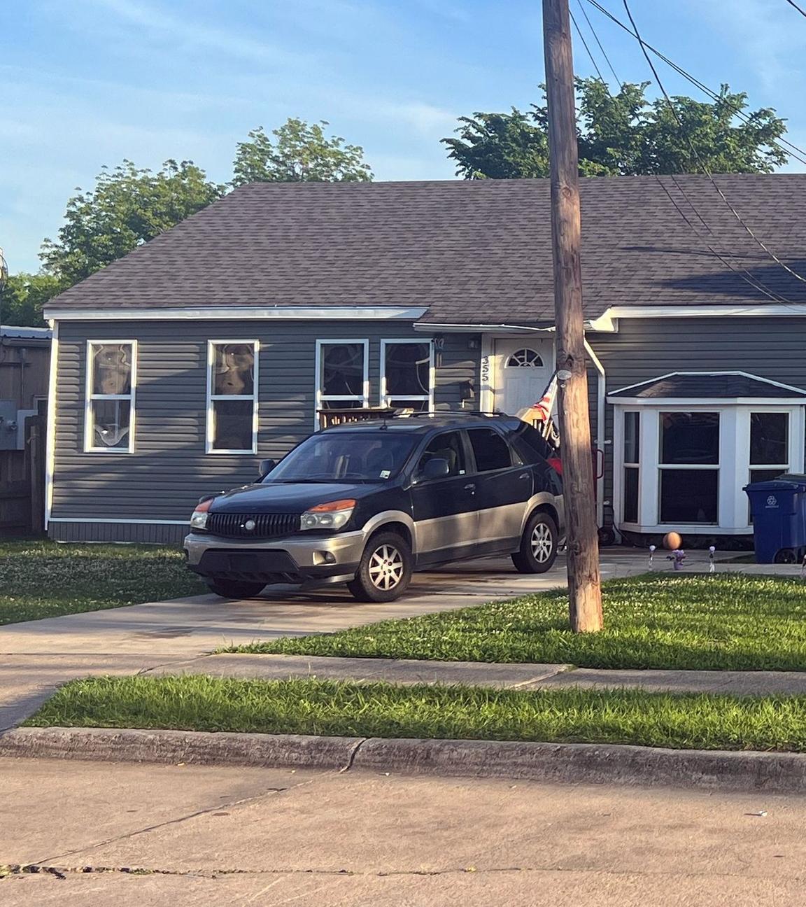 Wohnhaus in Louisiana mit großem Auto davor