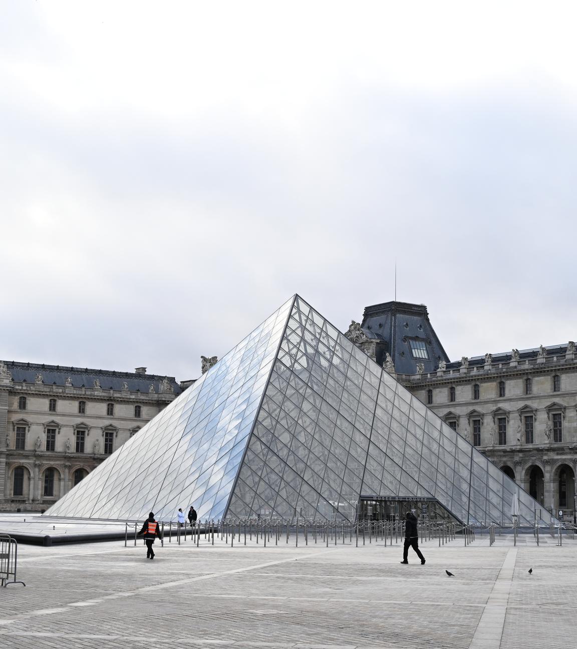 Blick auf den leeren Innenhof des Louvre-Museums, das nach dem Juwelenraub vom Sonntag (19.10.2025) für einen Tag geschlossen bleibt.