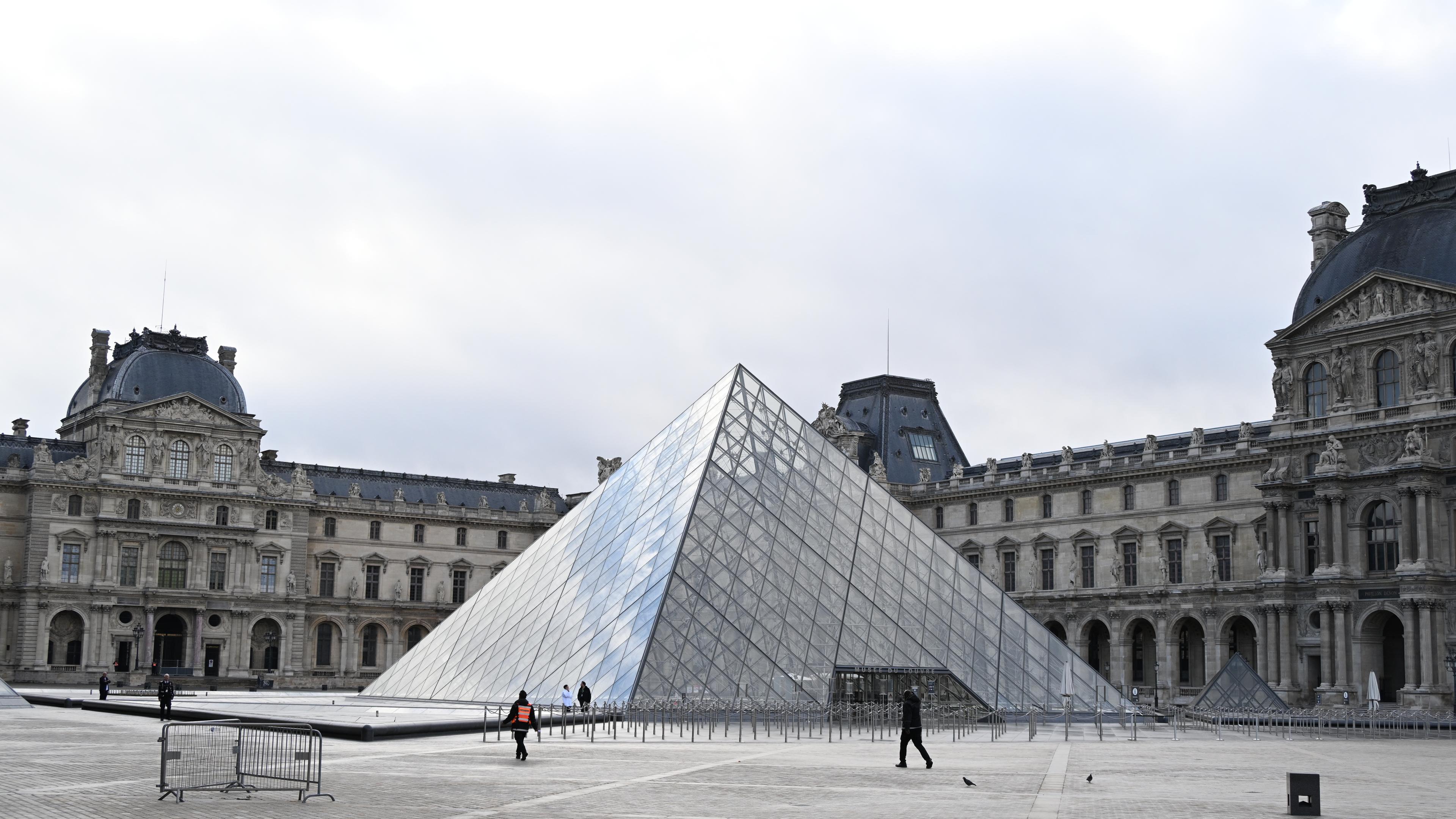 Blick auf den leeren Innenhof des Louvre-Museums, das nach dem Juwelenraub vom Sonntag (19.10.2025) für einen Tag geschlossen bleibt.