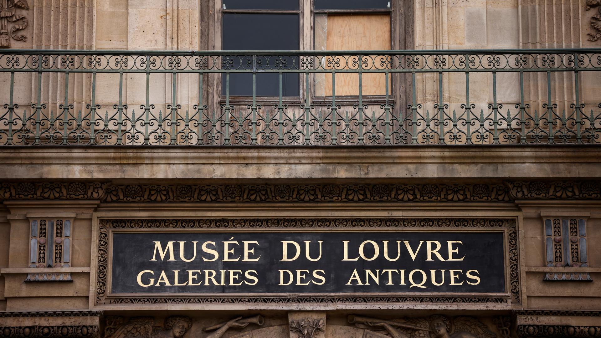 Außenansicht des zerbrochenen Fensters einen Tag nach einem Raubüberfall auf das Louvre-Museum in Paris, Frankreich, 20. Oktober 2025. 