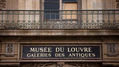 Außenansicht des zerbrochenen Fensters einen Tag nach einem Raubüberfall auf das Louvre-Museum in Paris, Frankreich, 20. Oktober 2025. 