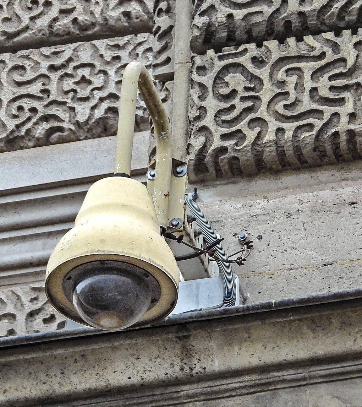 Nahaufnahme einer der Überwachungskameras am Louve-Museum in Paris. 