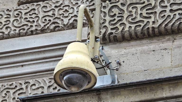 Nahaufnahme einer der Überwachungskameras am Louve-Museum in Paris. 