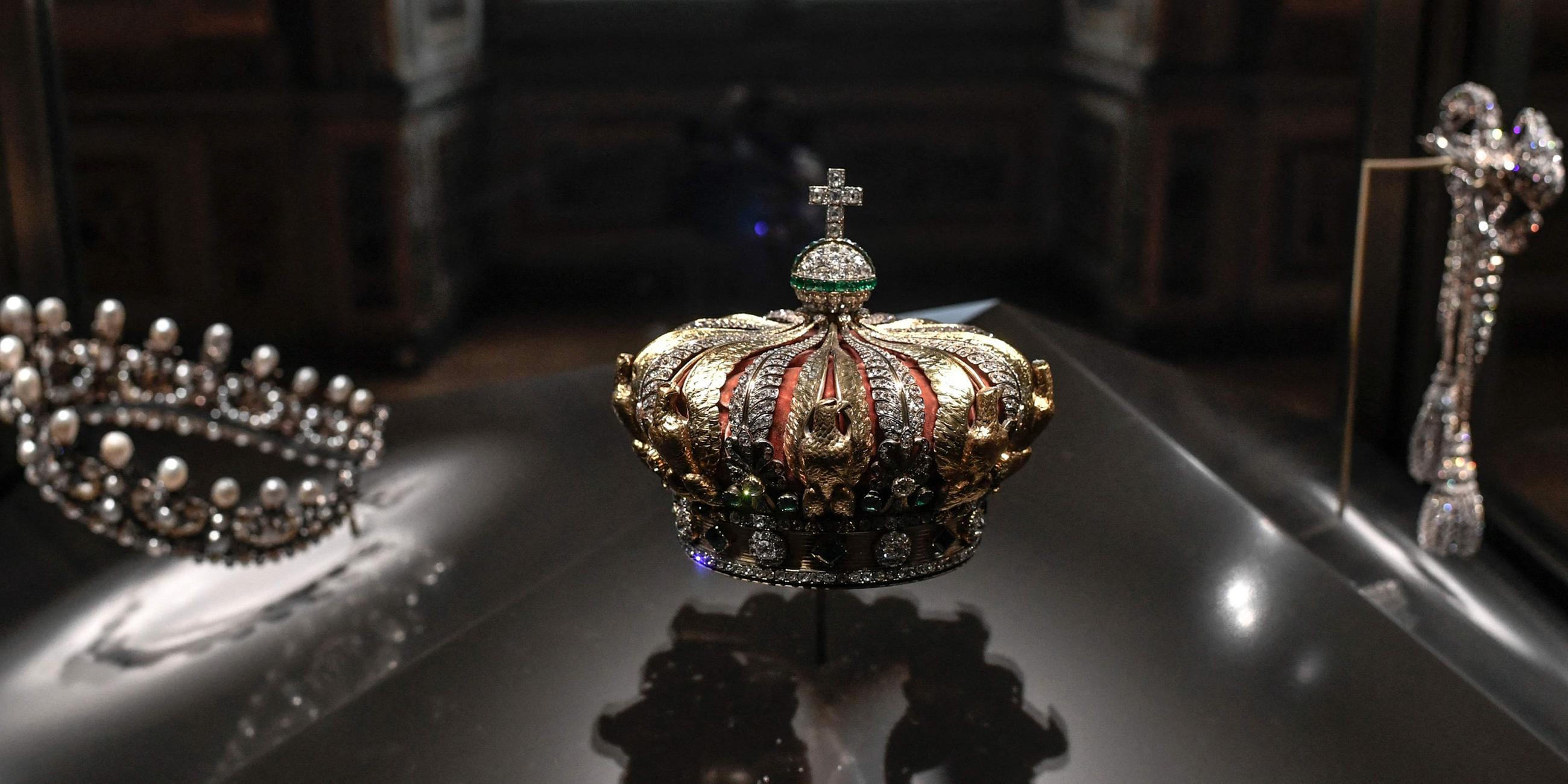 Die gestohlene Krone der Kaiserin Eugénie die später beschädigt unweit des Louvre wiedergefunden wurde. 
