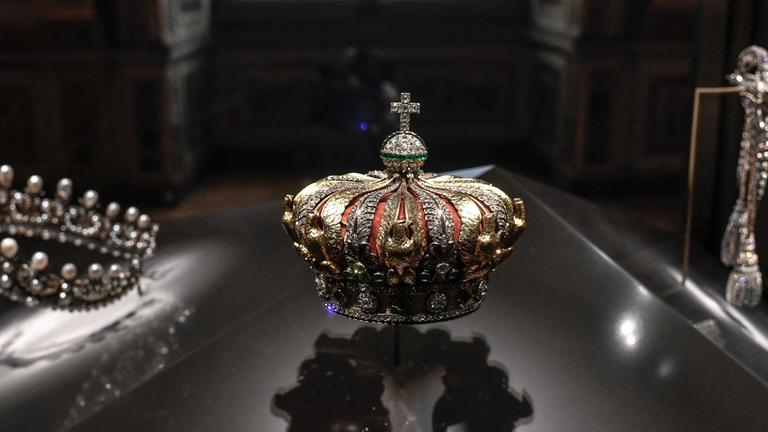 Die gestohlene Krone der Kaiserin Eugénie die später beschädigt unweit des Louvre wiedergefunden wurde. 