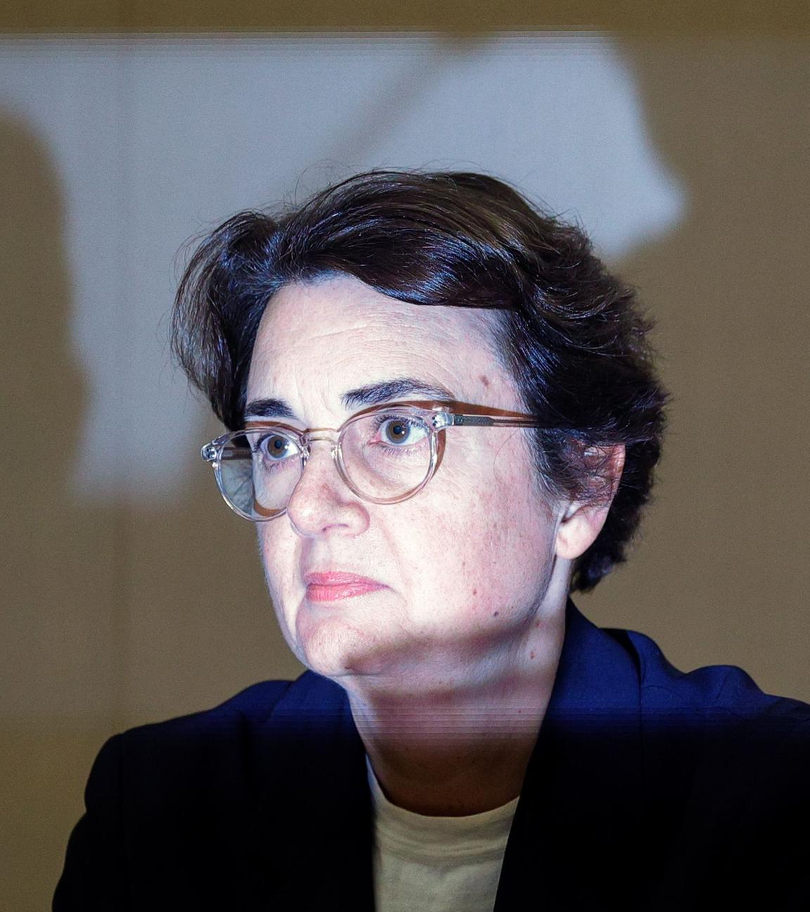 Auf das Gesicht der louvre-Direktorin Laurence des Cars fallen Schatten. Sie trägt eine schwarze Brille