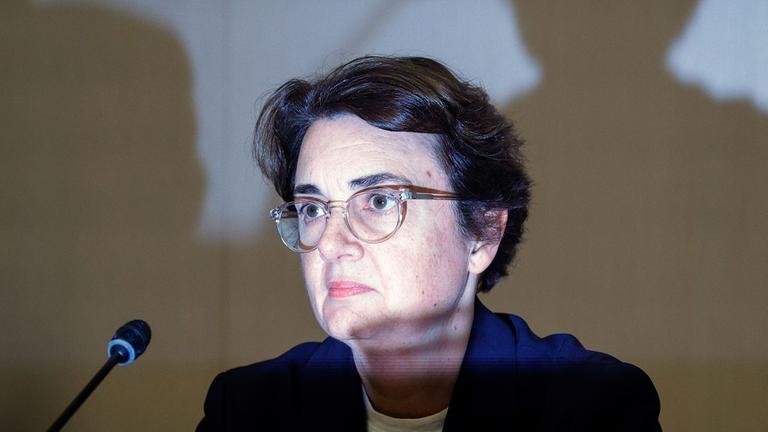 Auf das Gesicht der louvre-Direktorin Laurence des Cars fallen Schatten. Sie trägt eine schwarze Brille