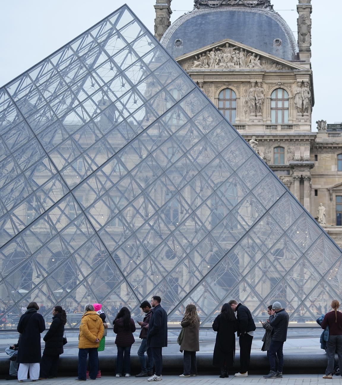 Museum Louvre in Paris (Arcivfoto)
