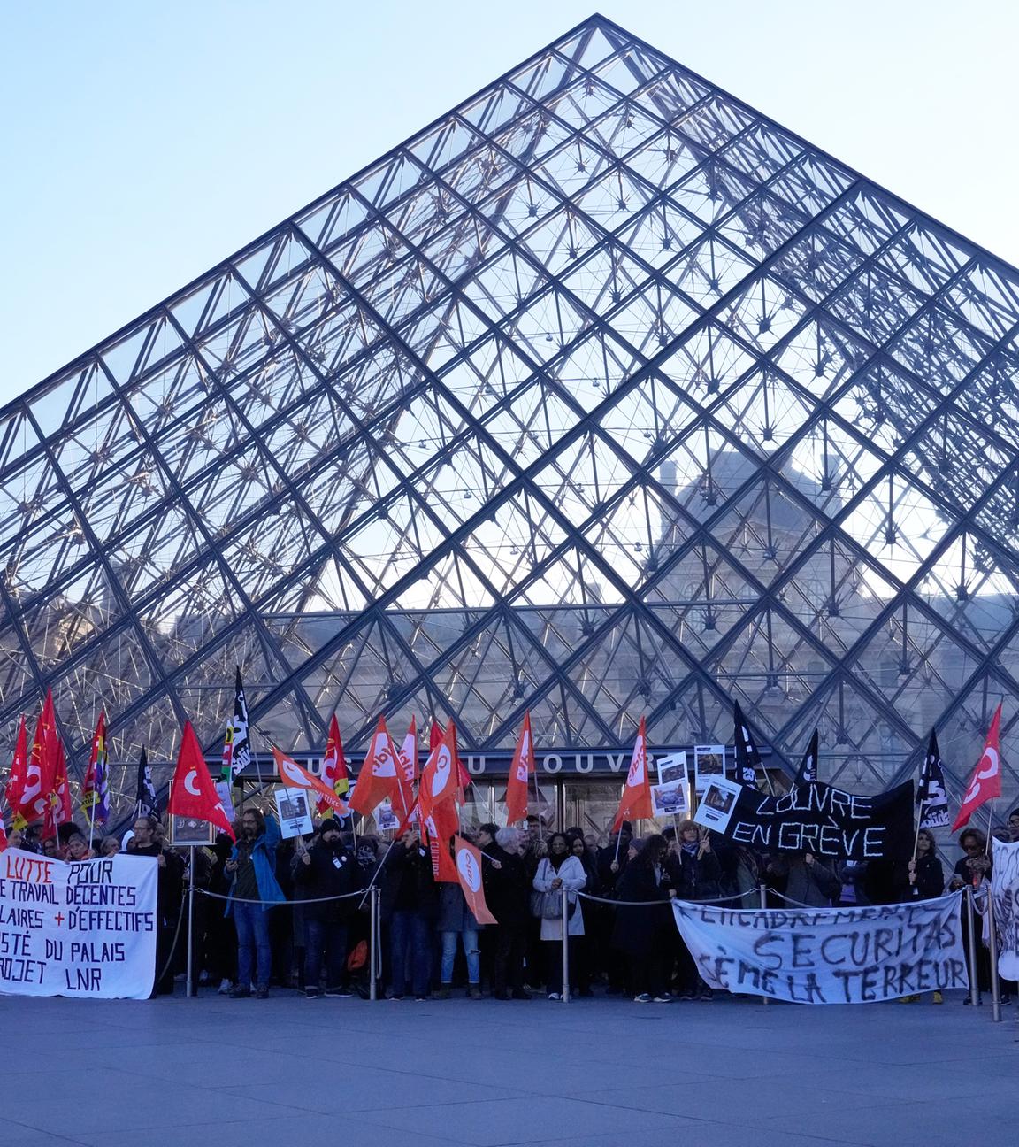 Angestellte vor der Glaspyramide im Louvre, nachdem sie für einen Streik gestimmt haben.