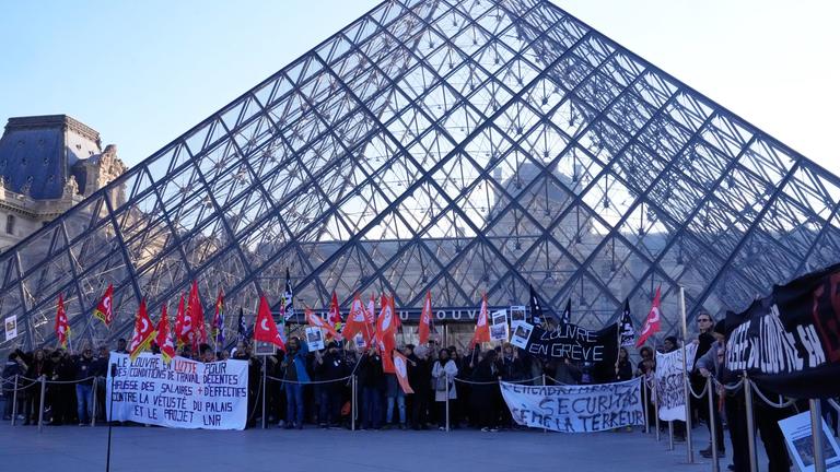Angestellte vor der Glaspyramide im Louvre, nachdem sie für einen Streik gestimmt haben.