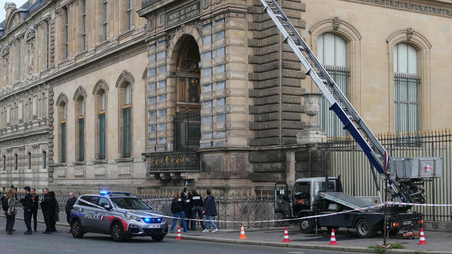 Französische Polizisten stehen am 19. Oktober 2025 auf dem Quai François Mitterrand in Paris neben einem Möbelaufzug, den Einbrecher zum Eindringen in das Louvre-Museum nutzten.