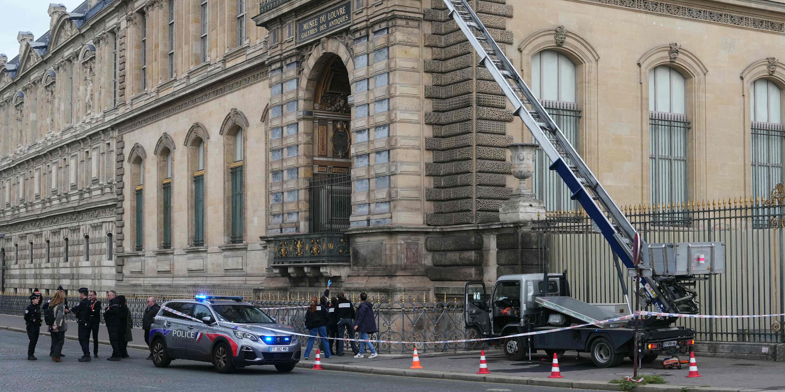 Französische Polizisten stehen am 19. Oktober 2025 auf dem Quai François Mitterrand in Paris neben einem Möbelaufzug, den Einbrecher zum Eindringen in das Louvre-Museum nutzten.