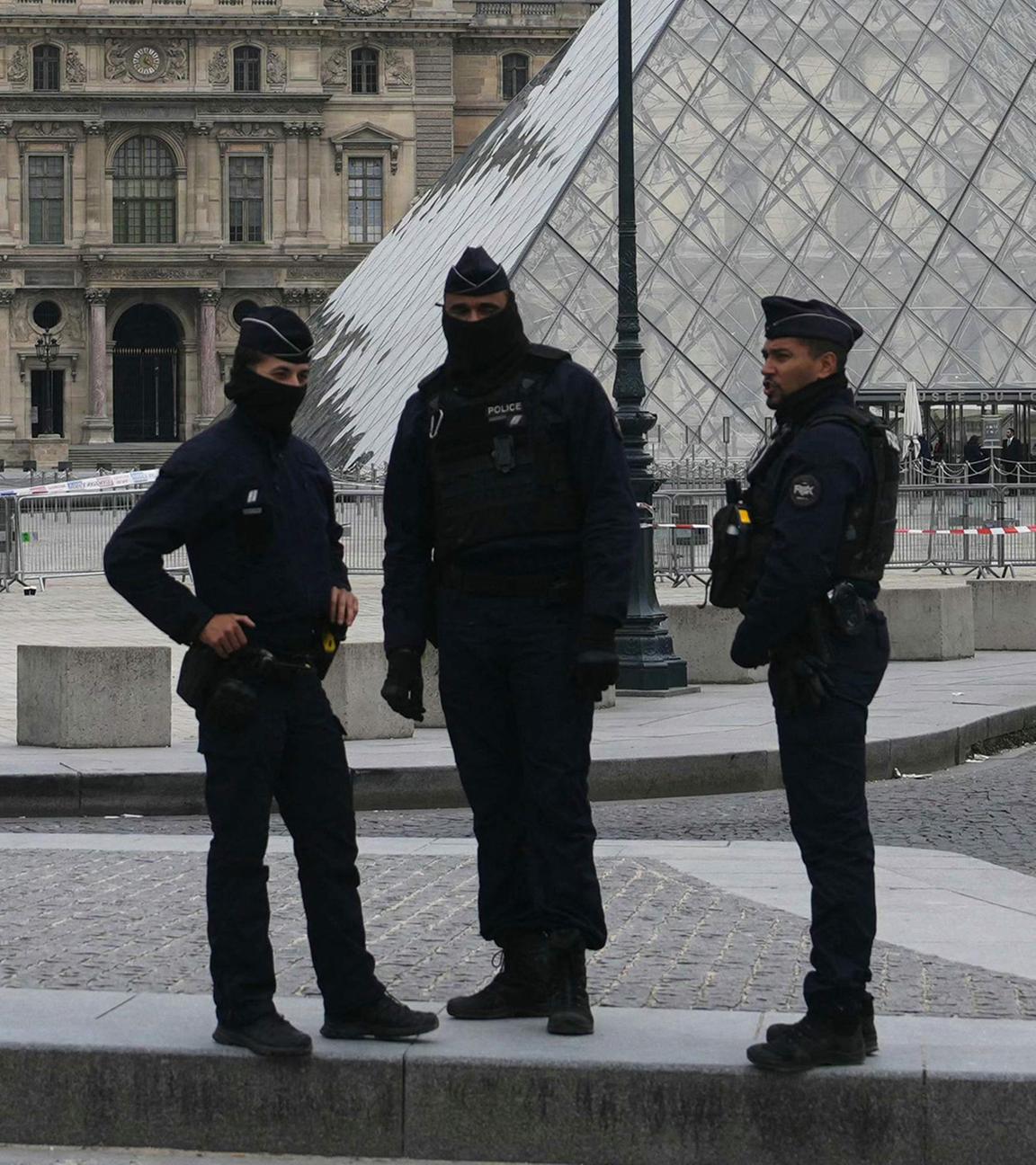Französische Polizisten stehen am 19. Oktober 2025 nach einem Einbruch vor dem Louvre-Museum in Paris. Die Täter brachen in das Museum ein und flohen mit Schmuckstücken.