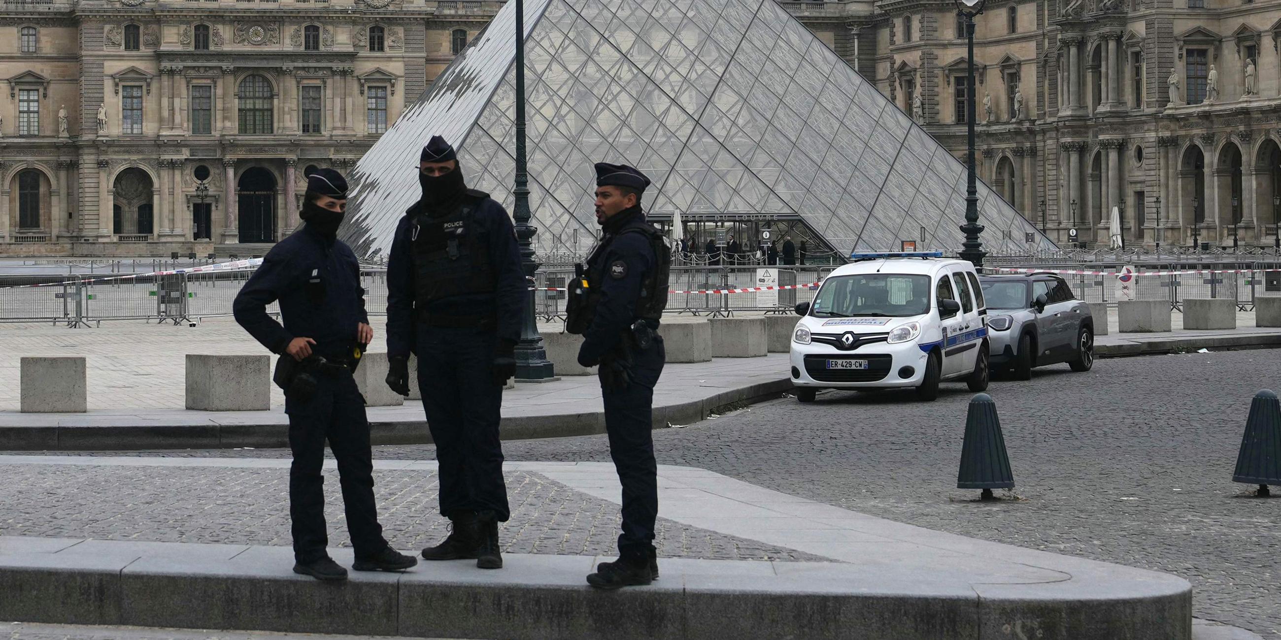 Französische Polizisten stehen am 19. Oktober 2025 nach einem Einbruch vor dem Louvre-Museum in Paris. Die Täter brachen in das Museum ein und flohen mit Schmuckstücken.