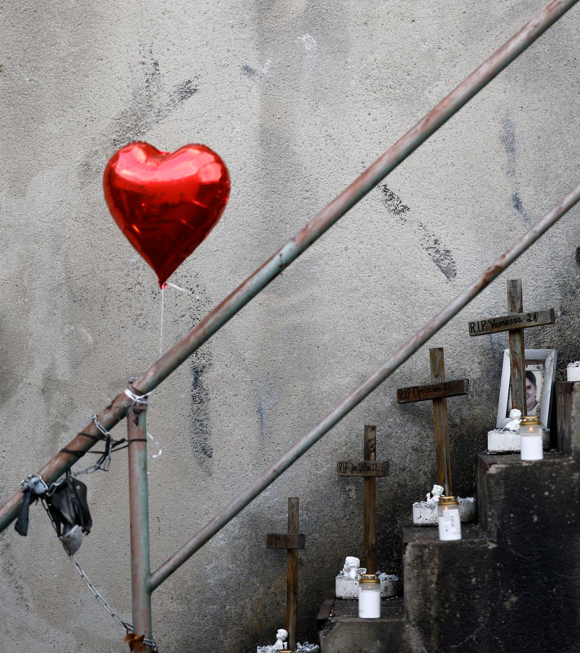 Treppe auf damaligem Loveparade-Gelände mit kleinen Holzkreuzen und einem roten Herz-Luftballon.