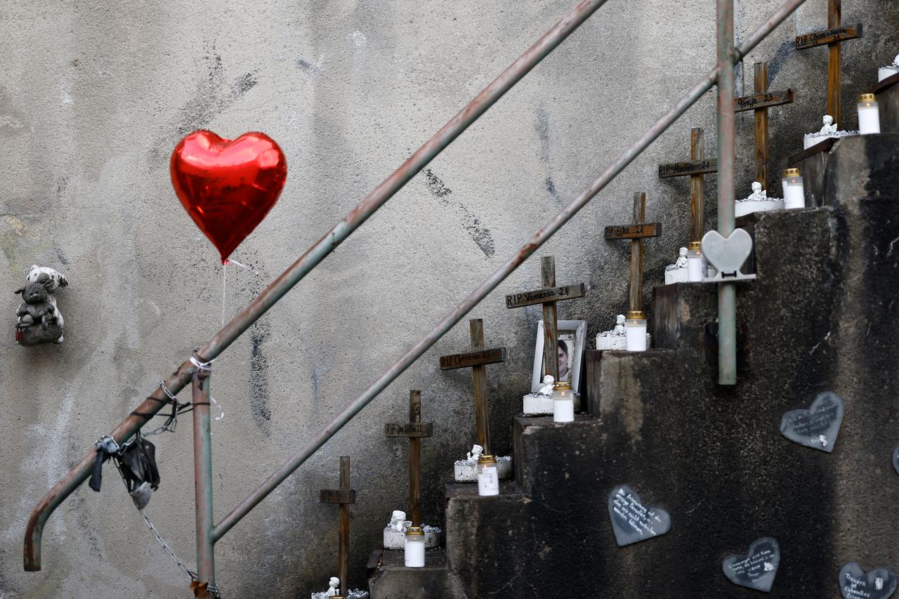 Treppe auf damaligem Loveparade-Gelände mit kleinen Holzkreuzen und einem roten Herz-Luftballon.