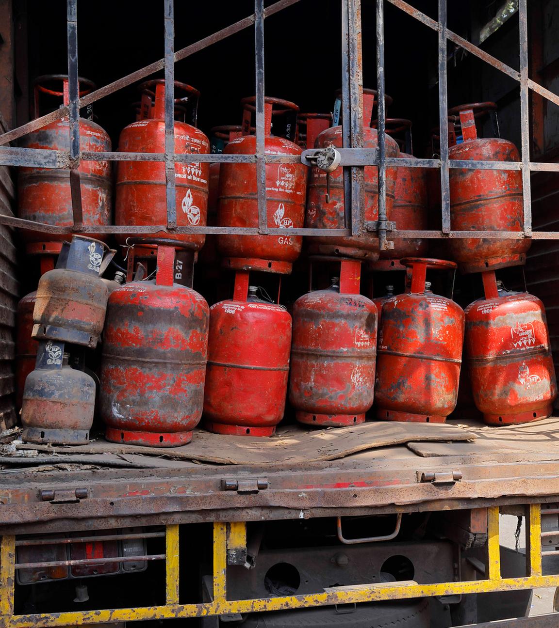 In einem Lastwagen sind Flaschen für Flüssiggas zu sehen. Aufgenommen in Mumbai, Indien am 15.03.2026.