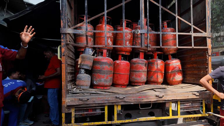In einem Lastwagen sind Flaschen für Flüssiggas zu sehen. Aufgenommen in Mumbai, Indien am 15.03.2026.