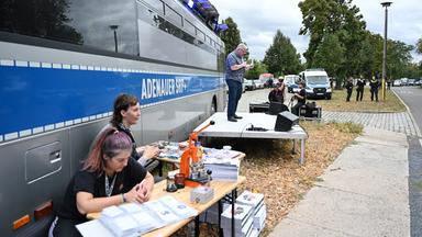 Ein Redner spricht bei einer Gegenveranstaltung zu einem AfD-Familienfest. Den Umfragewerten zufolge wird die AfD bei der Landtagswahl mit Abstand stärkste Kraft.