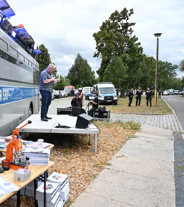 Ein Redner spricht bei einer Gegenveranstaltung zu einem AfD-Familienfest. Den Umfragewerten zufolge wird die AfD bei der Landtagswahl mit Abstand stärkste Kraft.