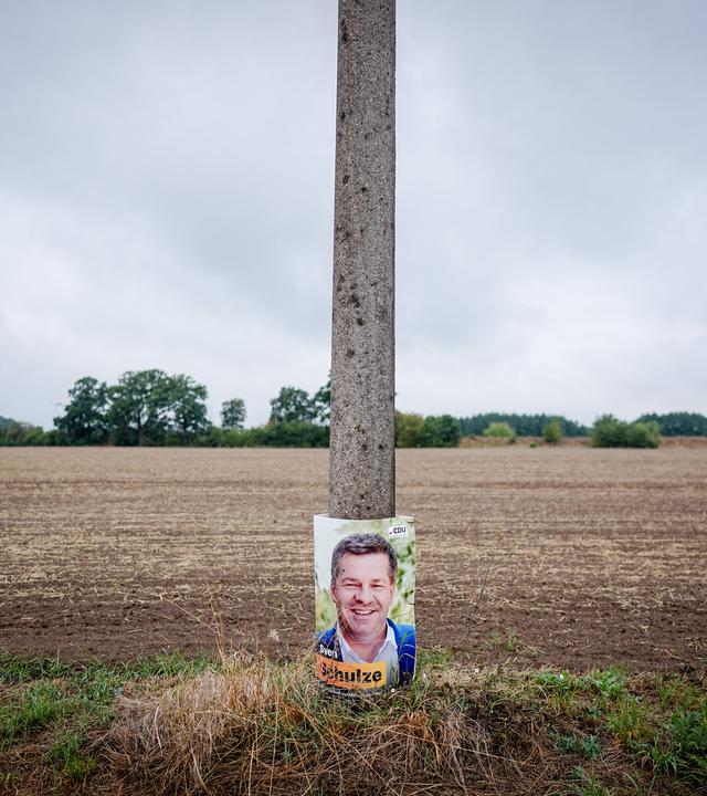 Ein Wahlplakat vom Ministerpräsidenten Sachsen-Anhalts, Sven Schulze. Im ländlich geprägten Sachsen-Anhalt findet in knapp zwei Wochen die Landtagswahl statt.