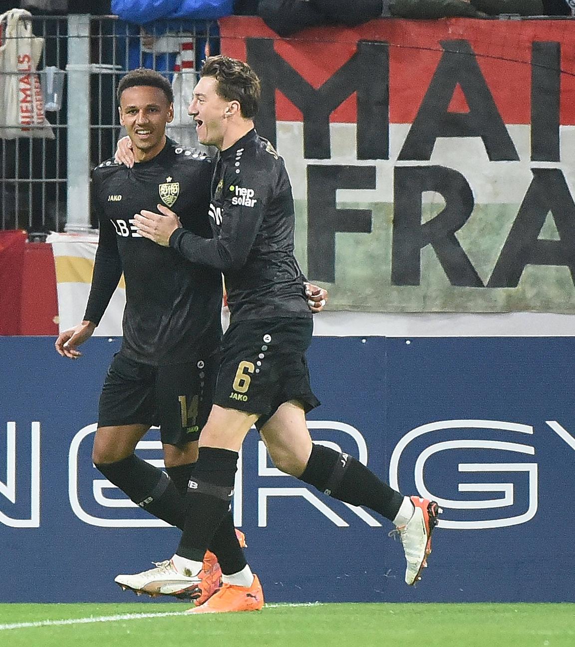 Fußballer Luca Jaquez und Angelo Stiller freuen sich über ihr Tor zum 1:0 gegen den FSV Mainz 05 am 29.10.2025.