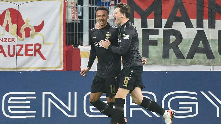 Fußballer Luca Jaquez und Angelo Stiller freuen sich über ihr Tor zum 1:0 gegen den FSV Mainz 05 am 29.10.2025.