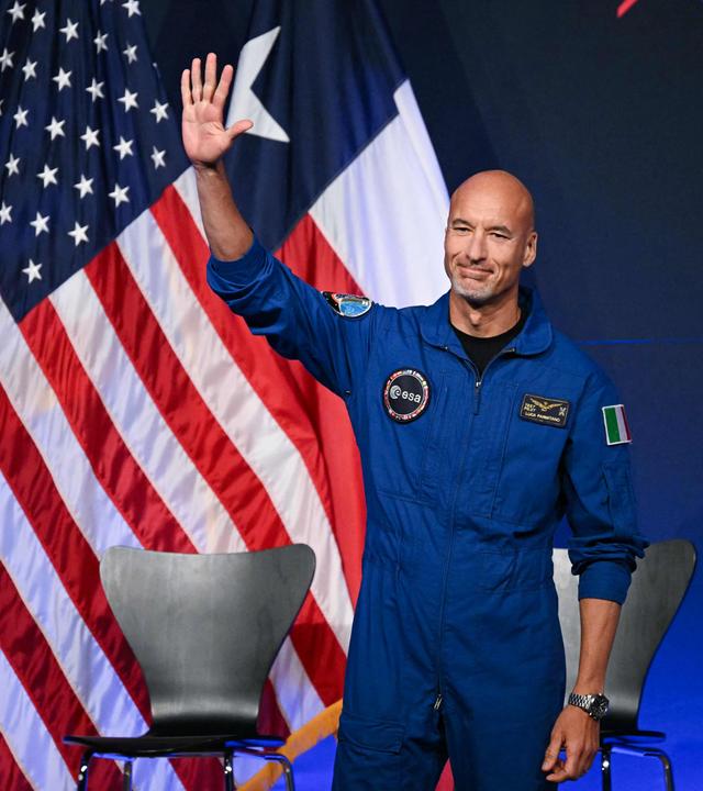 Luca Parmitano, Besatzungsmitglied der Artemis-III-Mission, begrüßt die Anwesenden während einer Pressekonferenz im Johnson Space Center in Houston, Texas