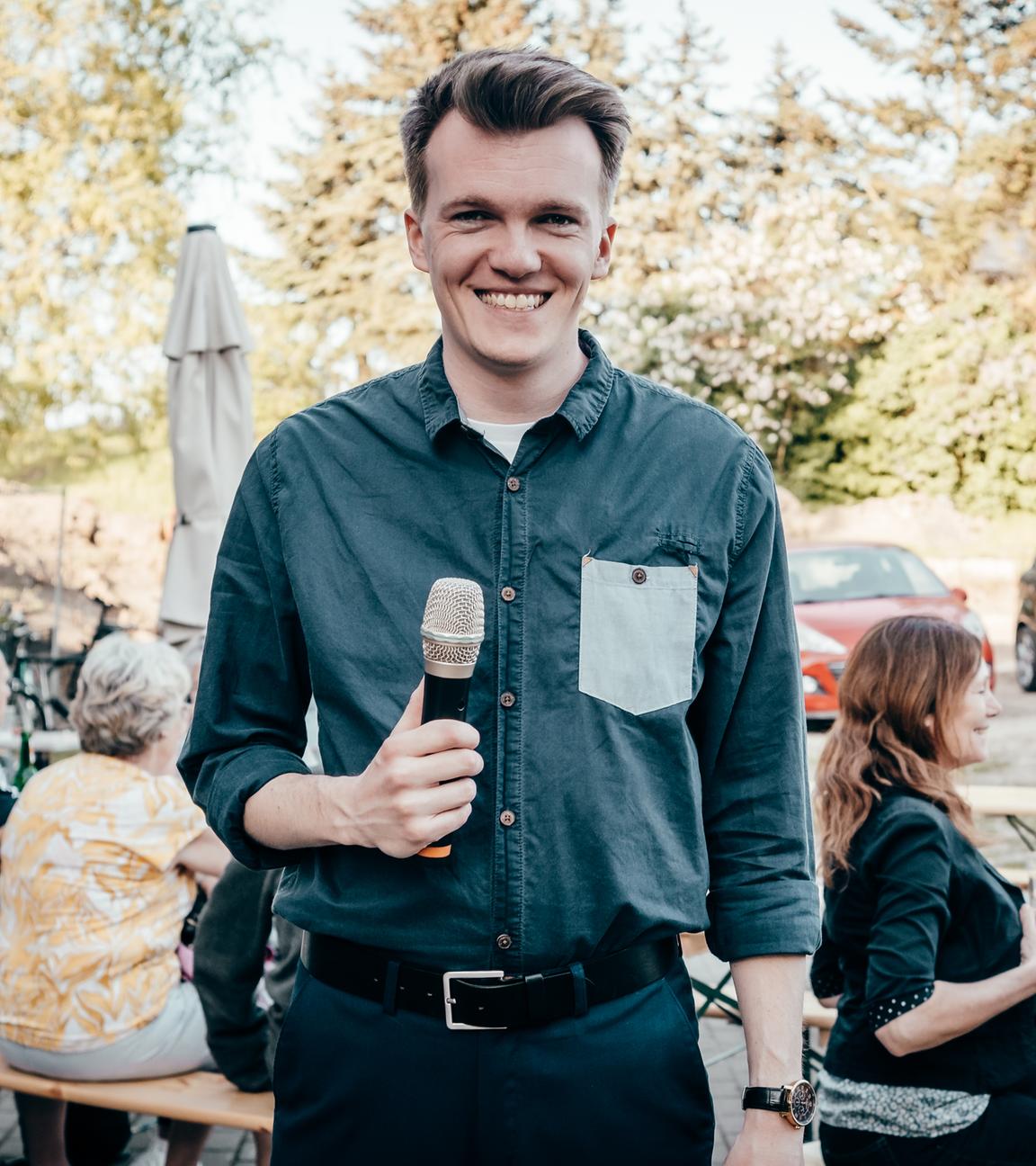 Politiker Luca Piwodda bei einer Wahlveranstaltung in Gartz (Oder)