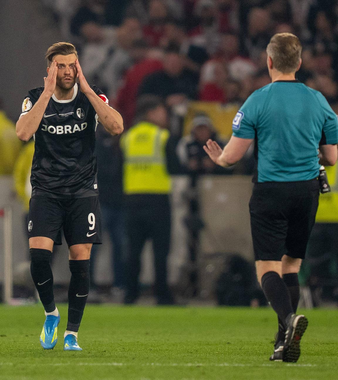 Lucas Hoeler (SC Freiburg, 09) ist unzufrieden mit der Entscheidung von Schiedsrichter Tobias Welz