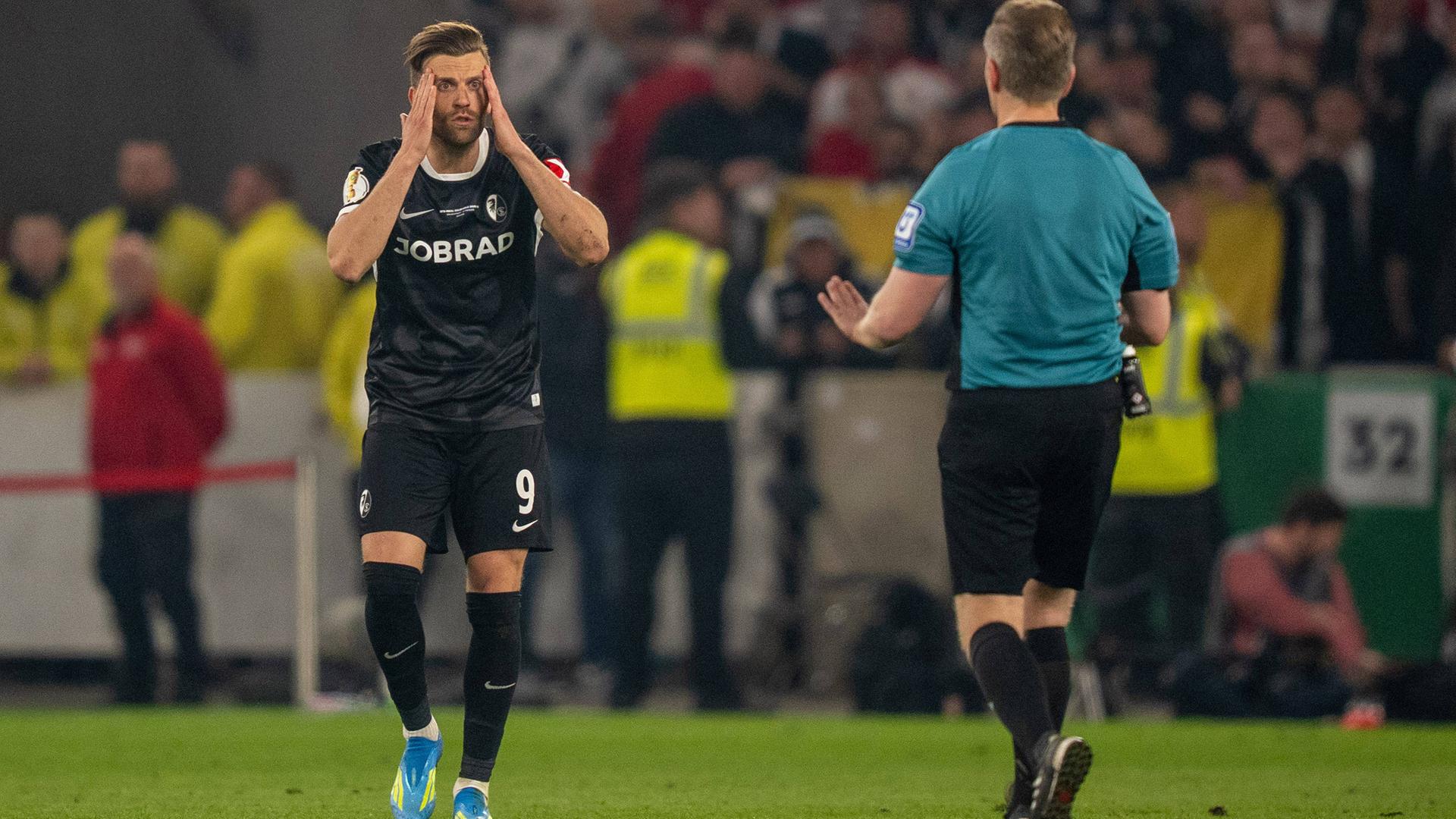 Lucas Hoeler (SC Freiburg, 09) ist unzufrieden mit der Entscheidung von Schiedsrichter Tobias Welz