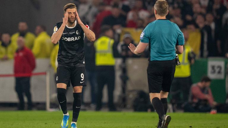 Lucas Hoeler (SC Freiburg, 09) ist unzufrieden mit der Entscheidung von Schiedsrichter Tobias Welz