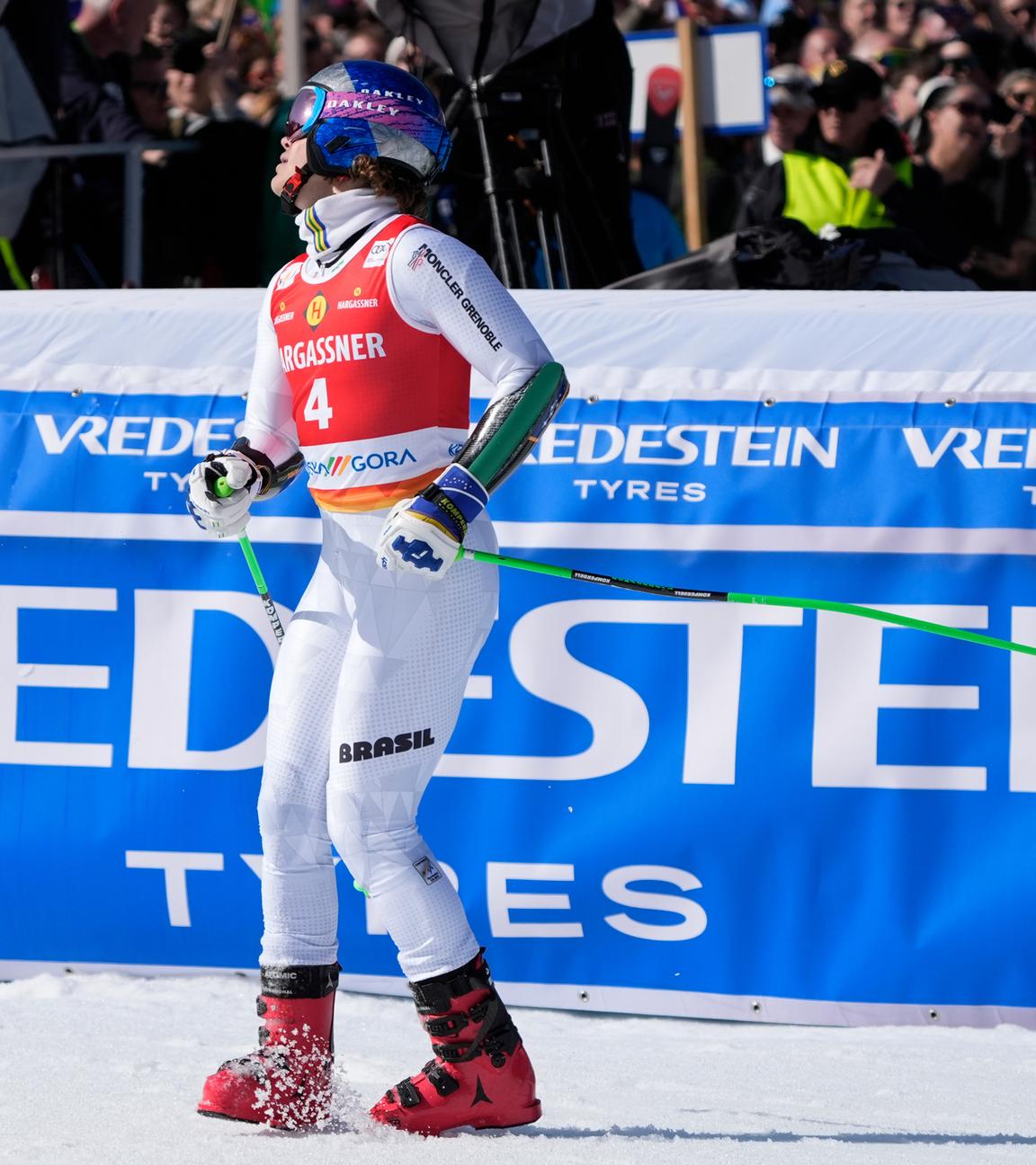 Lucas Pinheiro Braathen feiert im Zielbereich des Riesenslaloms der Herren beim Ski-Alpin-Weltcup.