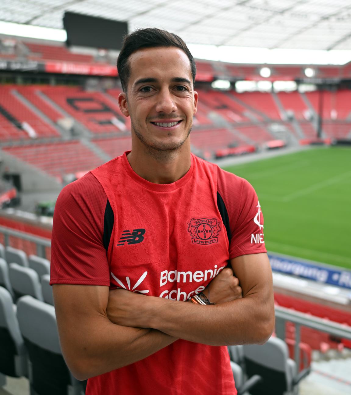 Lucas Vazquez psoiert im Leverkusen-Trikot vor leerem Stadion